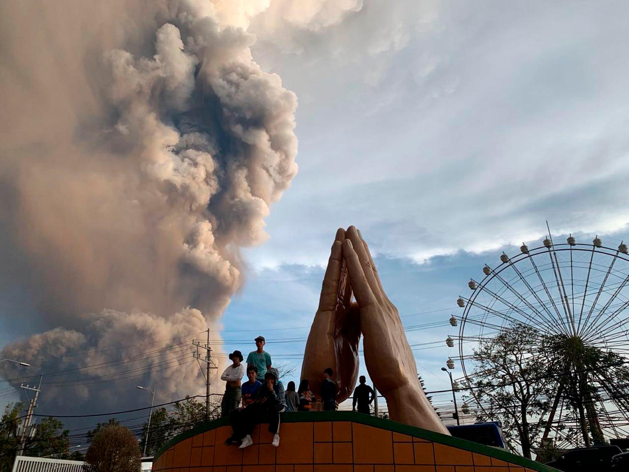 People watching Philippines Taal Volcano Eruption 