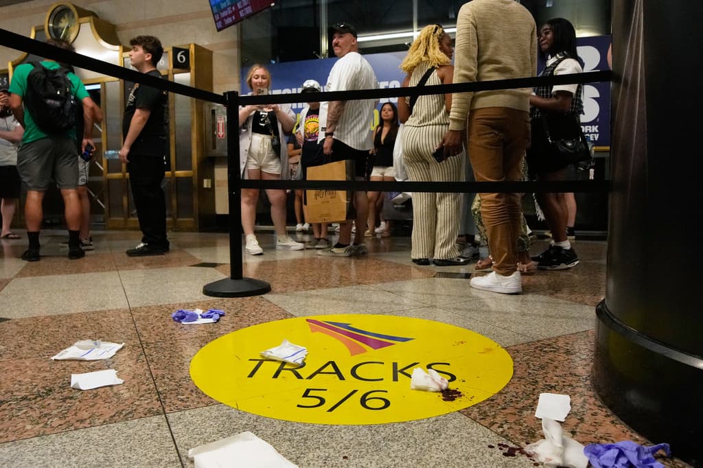 Multiple People Stabbed At New York's Penn Station