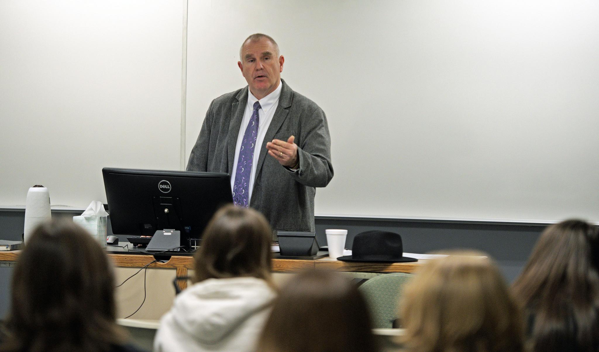 Professor Steve Meacham discusses a current criminal cold case with his criminal justice students at Cedarville University