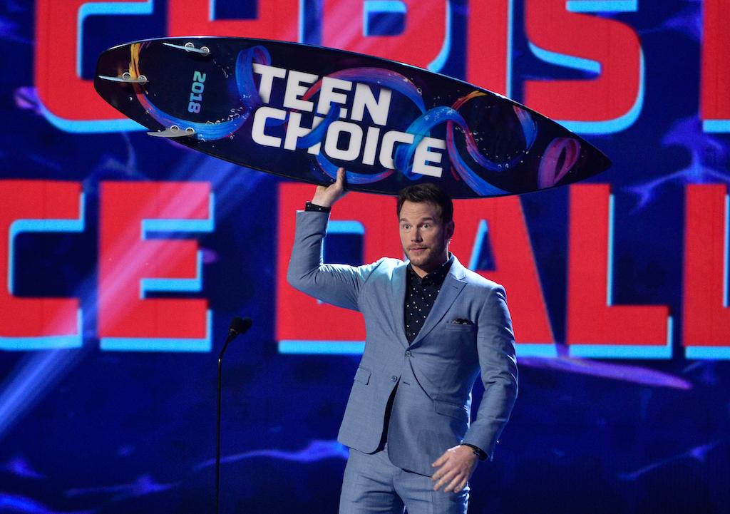 Chris Pratt holding Teen choice board in award show