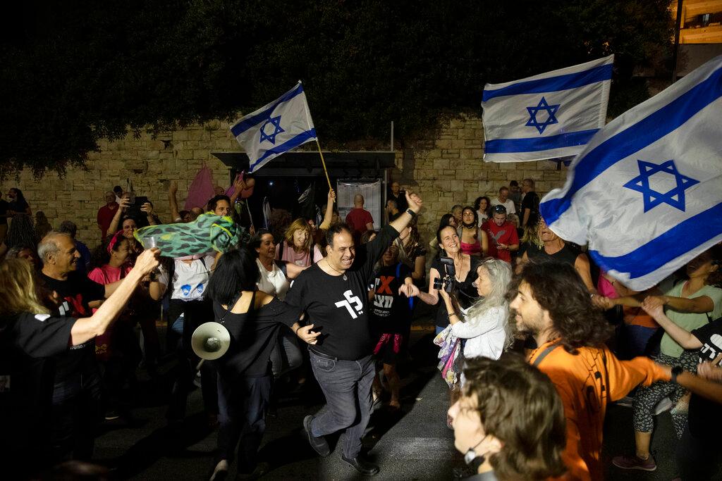 sraeli protesters dance and cheer during a demonstration against Israeli PM Benjamin Netanyahu 